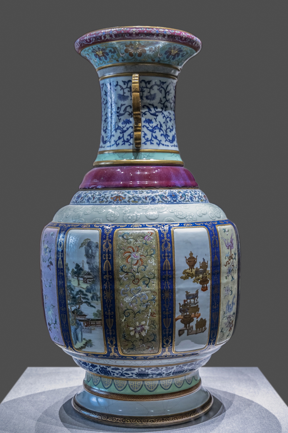 A large vase with various glazes and enamels made in the Qing Dynasty. Known as the 