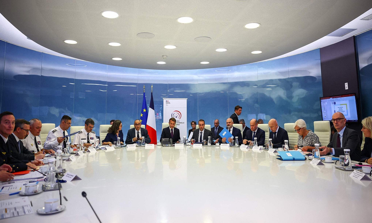 French President Emmanuel Macron (center) attends a meeting with members of the cabinet to discuss wildfires in the country, at the Hotel de Beauvau, headquarters of the Interior Ministry, in Paris, France, on July 27, 2026. More than 42,000 hectares have now burned in Gironde, southwestern France as wildfires push closer to Bordeaux, media reported. Photo: VCG