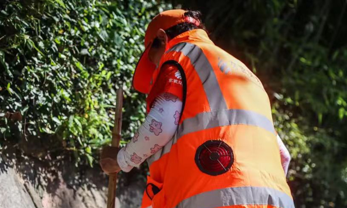 A sanitation worker in air conditioning vest Photo: CCTV News