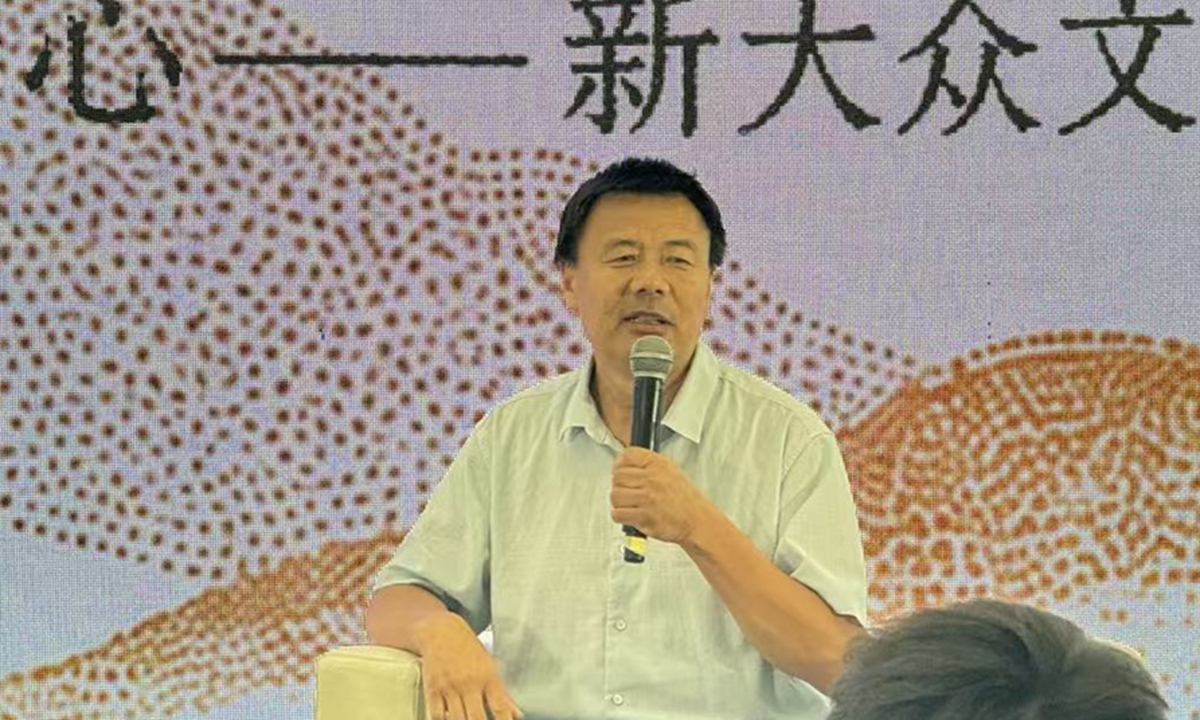 Wang Jibing speaks at a sharing event. historic relics. Photo: Courtesy of Ningbo Publishing House