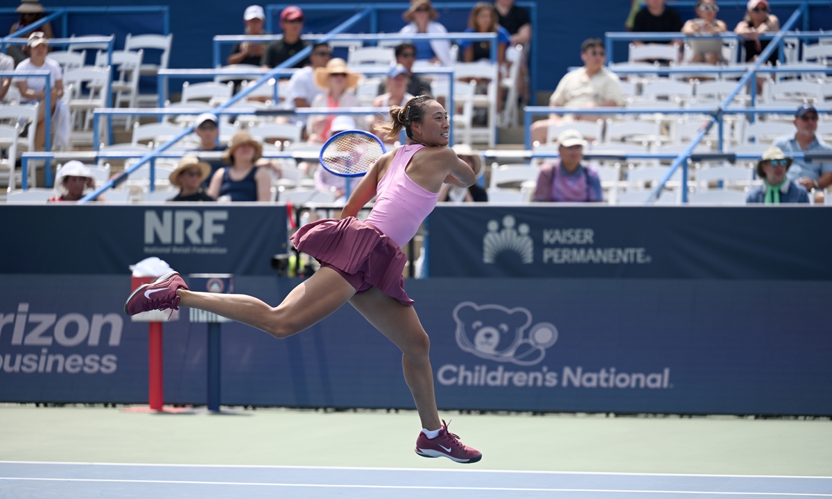 Chinese tennis star Zheng Qinwen hits a return to Filipino Alexandra Eala at the WTA Washington Open on July 29, 2026. Photo: VCG