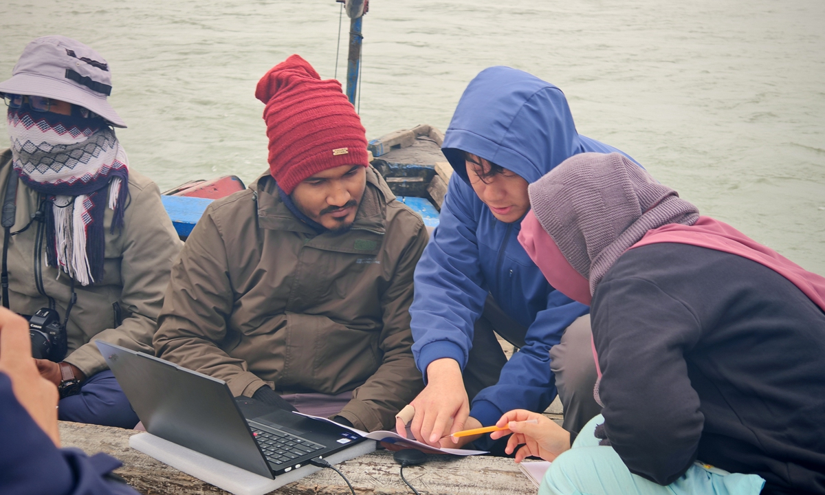Chinese researchers explain the instrument manual to their Bangladeshi counterparts. Photo: Courtesy of Institute of Hydrobiology