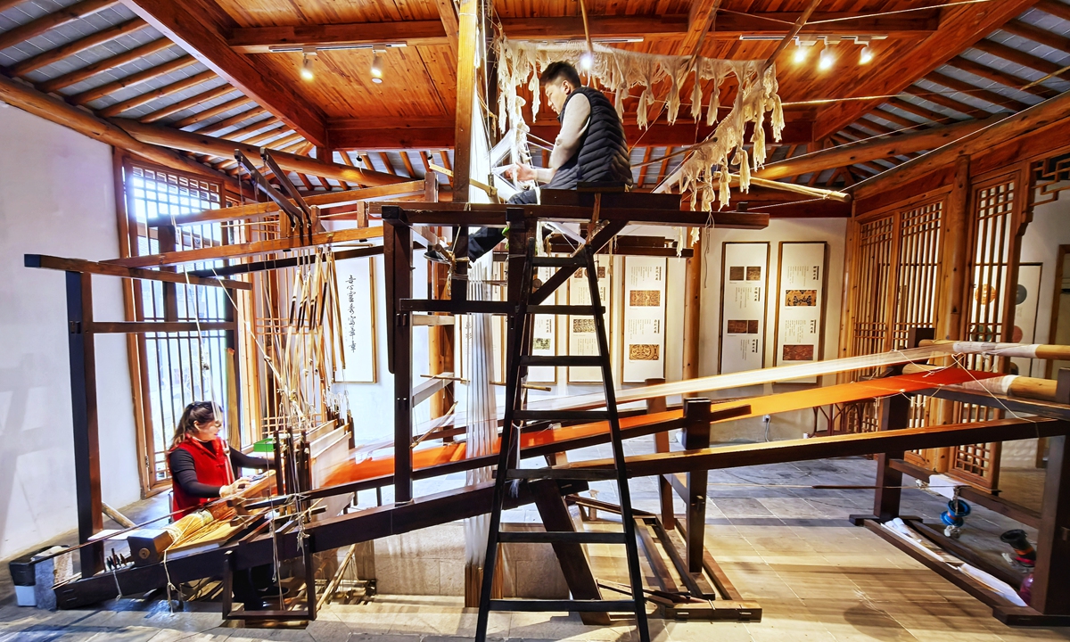 Inheritors of Song Brocade intangible cultural heritage demonstrate the weaving technique at the Suzhou Silk Museum in Suzhou, East China's Jiangsu Province, on March 22, 2026.  Photo: VCG