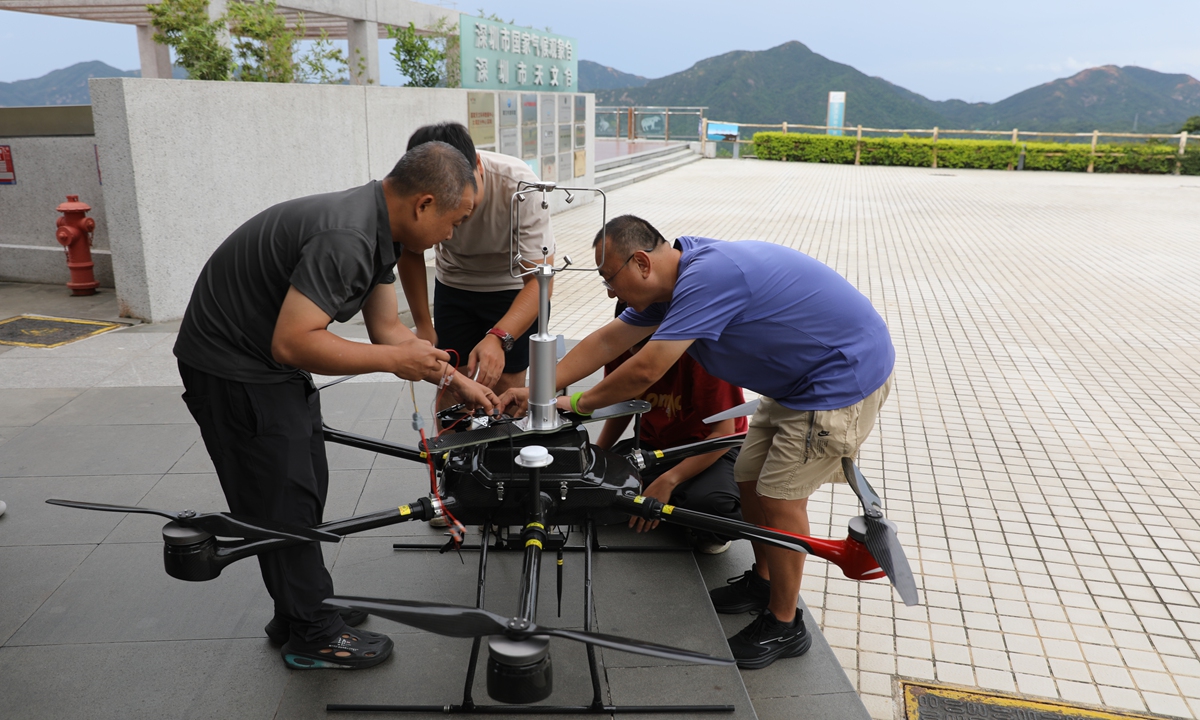 Guo Jianping's team adjusts and tests the drones before the field experiment on July 25, 2026. Photo: Courtesy of Guo Jianping