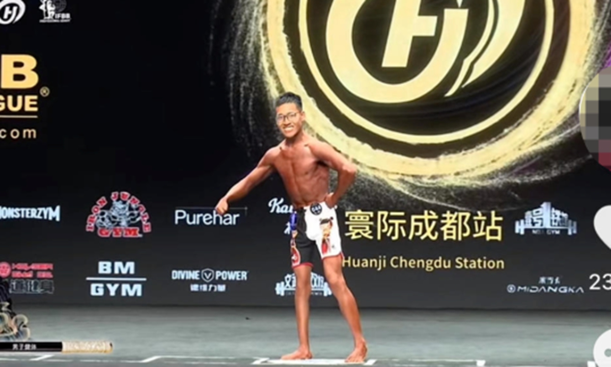 Li Zhishu stands on the competition stage Photo: Screenshot from media reports