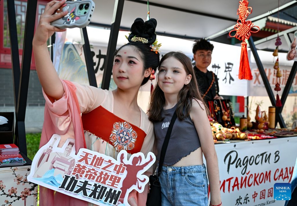 A girl poses for a selfie with a Chinese dancer during a Chinese cultural showcase at Huaming Park in Moscow, Russia, July 31, 2026.
A Chinese cultural exhibition and performance event featuring traditional Chinese dance, martial arts, cultural-and-creative products and cuisines kicked off here on Friday. The event runs until Oct. 4. (Xinhua/Feng Kaihua)