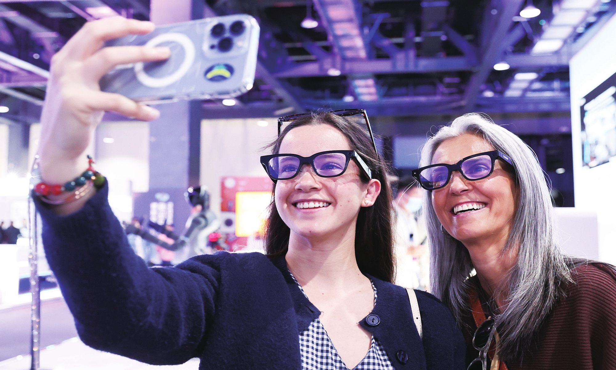 Two foreign visitors take a selfie while wearing AI-powered AR smart glasses at the 2026 China Science Fiction Convention in Beijing on March 27, 2026. Photo: VCG
