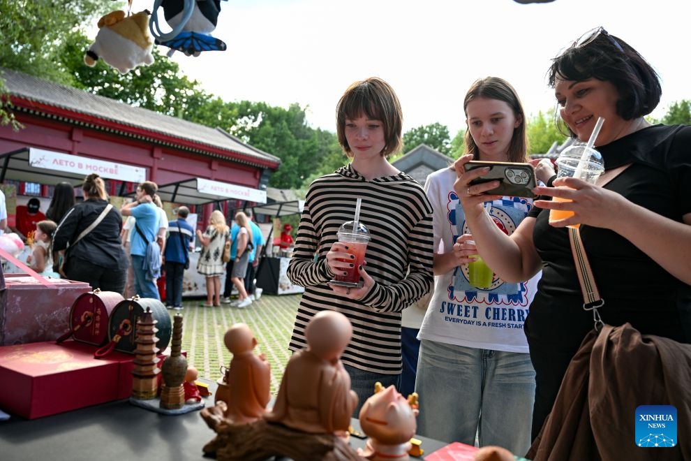 People browse Chinese cultural and creative products during a Chinese cultural showcase at Huaming Park in Moscow, Russia, July 31, 2026.
A Chinese cultural exhibition and performance event featuring traditional Chinese dance, martial arts, cultural-and-creative products and cuisines kicked off here on Friday. The event runs until Oct. 4. (Xinhua/Feng Kaihua)