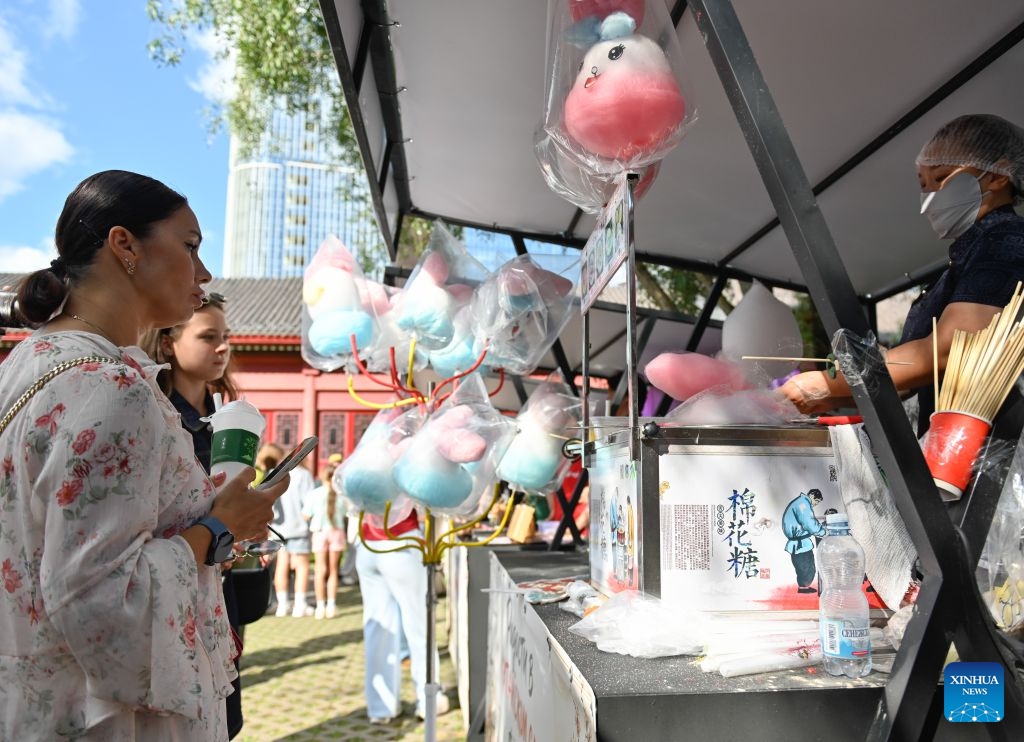 People watch the making of Chinese cotton candies during a Chinese cultural showcase at Huaming Park in Moscow, Russia, July 31, 2026.
A Chinese cultural exhibition and performance event featuring traditional Chinese dance, martial arts, cultural-and-creative products and cuisines kicked off here on Friday. The event runs until Oct. 4. (Photo by Alexander Zemlianichenko Jr/Xinhua)