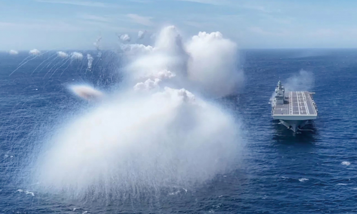 Footage showing the Type 076 amphibious assault ship Sichuan conducting a live-fire launch of countermeasures Photo: CCTV News