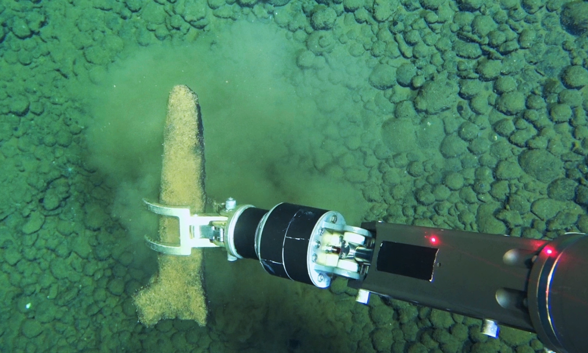 Recovery of whale fossil bones using the manipulator arm of the Chinese submersible Fendouzhe on the deep seafloor of the Diamantina Zone. Photo: Courtesy of Global TREnD, IDSSE