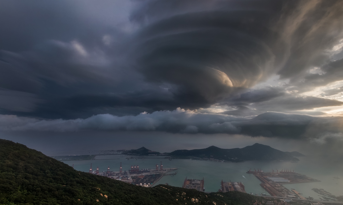 Photos of a typhoon passing through. Photo: VCG