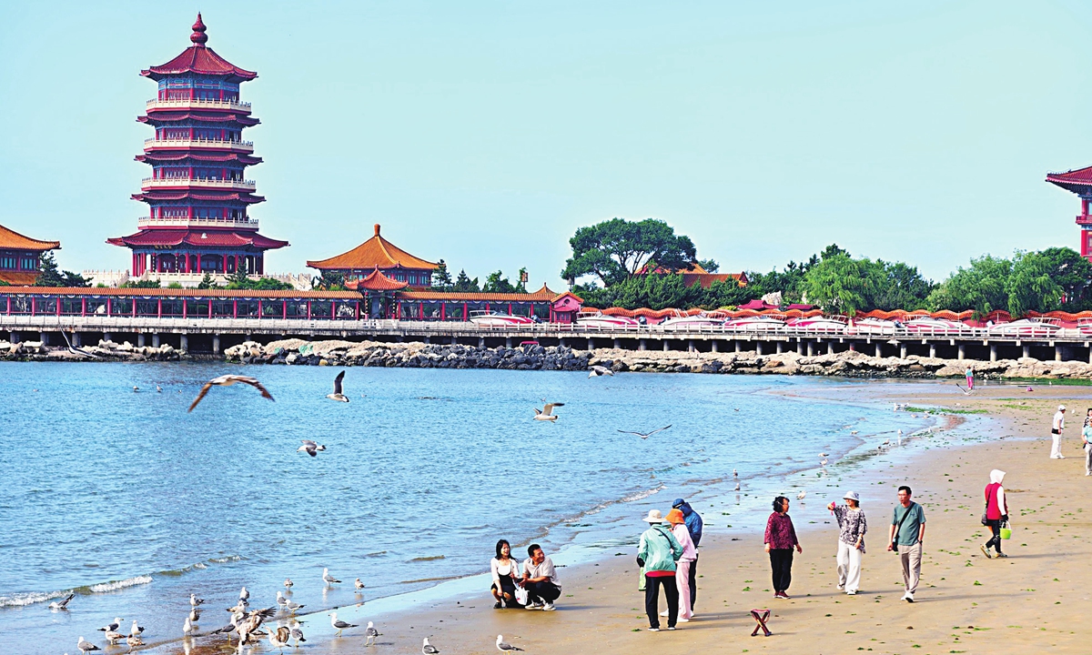 Visitors at the Eight Immortals Crossing the Sea scenic area in Yantai, Shandong Province Photo: VCG