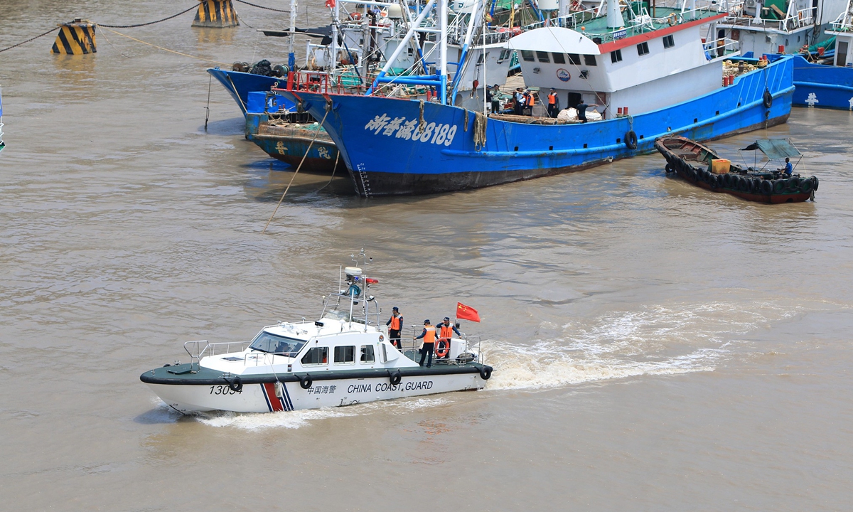 A China Coast Guard ship patrols the Shenjiamen Fishing Port in Zhoushan, East China's Zhejiang Province, on August 5, 2026. Due to the impact of Typhoon Baidolphin, the 13th typhoon of the year, the scheduled opening of the fishing season was postponed. Photo: VCG