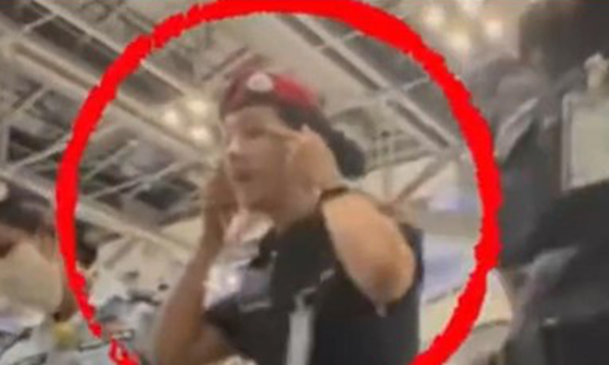 Footage showing that an airport security officer at Suvarnabhumi Airport in Thailand making an alleged discriminatory slant-eye gesture toward Chinese passengers Photo: Screenshot of online videos 