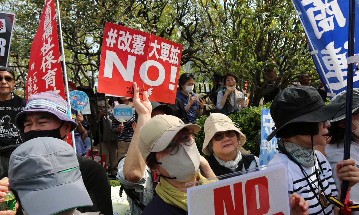 People gather outside Japan's National Diet Building in Tokyo on April 19, 2026, protesting Prime Minister Sanae Takaichi's government over its push to revise the Constitution and ease restrictions on the export of lethal weapons, which critics say runs counter to Japan's postwar pacifist principles. Photo: VCG