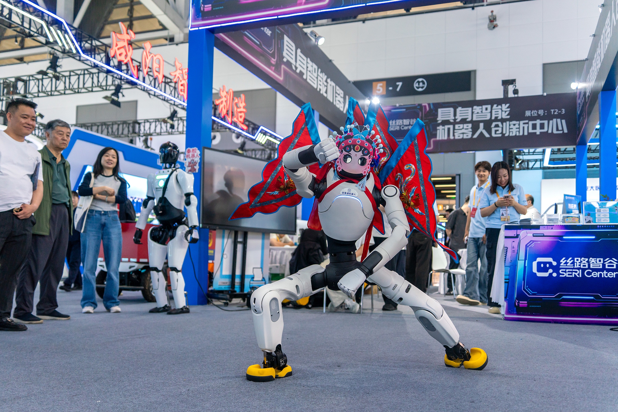 A humanoid robot dressed in Qinqiang Opera costume stages opera performances at the 10th Silk Road International Exposition in Xi'an, Northwest China's Shaanxi Province, on May 22, 2026. Photo: VCG