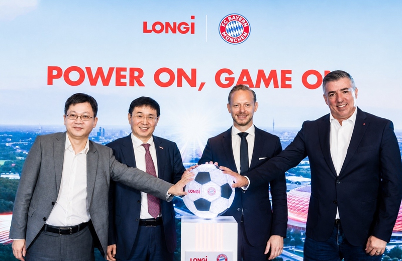 At the partnership launch ceremony (from left to right): Charles Jiang, Vice President of LONGi and President of the PV Product Management Center; Zhong Baoshen, Chairman and CEO of LONGi; Rouven Kasper, Board Member for Marketing & Sales, FC Bayern; and FC Bayern legend Roy Makaay.