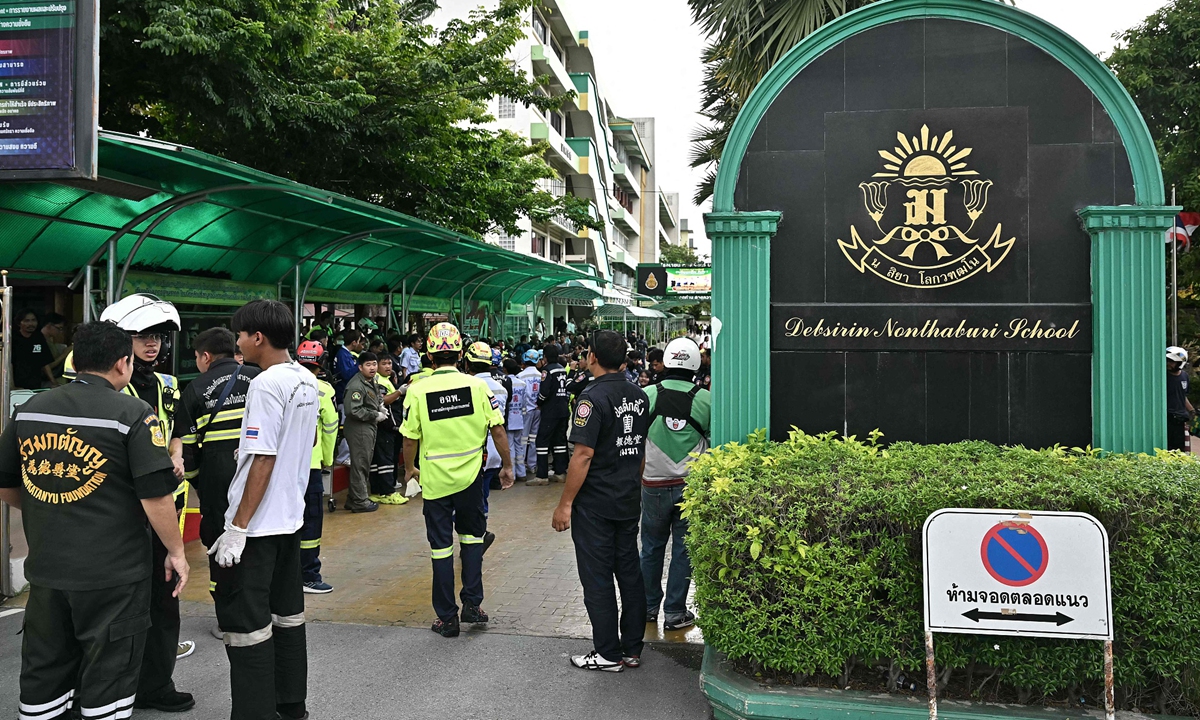Emergency responders stand outside a school after a shooting that wounded at least 15 students in Bang Kruai district, Nonthaburi province, north of Thailand's capital Bangkok, on August 7, 2026. Photo: VCG