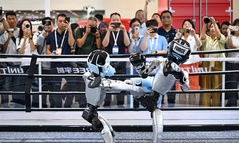 People watch humanoid robots of Unitree Robotics boxing at the World Intelligence Expo 2026 in Tianjin, North China, on May 28, 2026. The expo brings together over 700 exhibitors to showcase cutting-edge technologies, products and application scenarios in the field of artificial intelligence. Photo: Xinhua