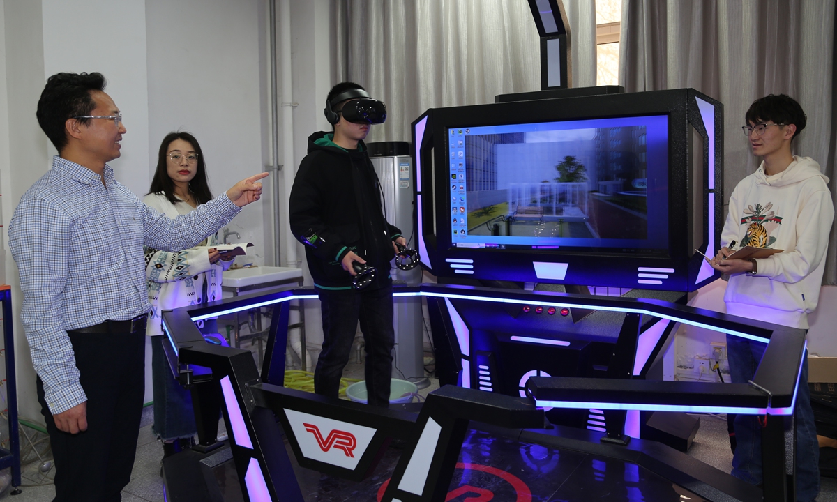 Students from Xi'an University of Technology test a virtual reality-enabled emergency evacuation simulation system tailored for flood disasters on January 12, 2024. Photos: Courtesy of Xi'an University of Technology