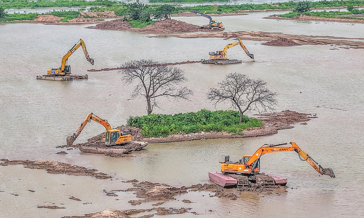 Multiple amphibious excavators dredge Hongze Lake in Suqian, East China's Jiangsu Province on August 9, 2026. The local authorities have continued advancing the