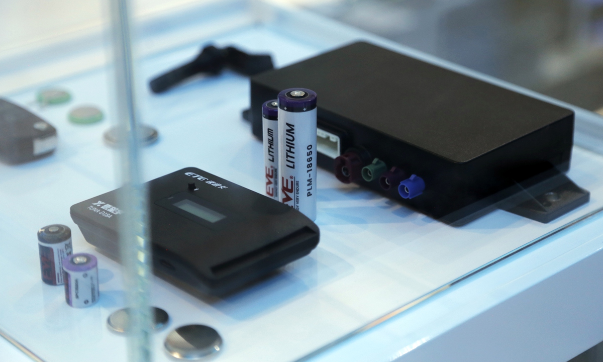 Different types of consumer lithium primary batteries on display Photo: VCG