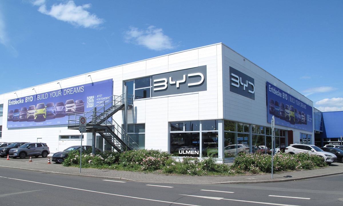A BYD flagship store at the Ulmen car dealership on H?herweg Auto Mile in Düsseldorf, Germany, with new cars on display out front. Photo: VCG