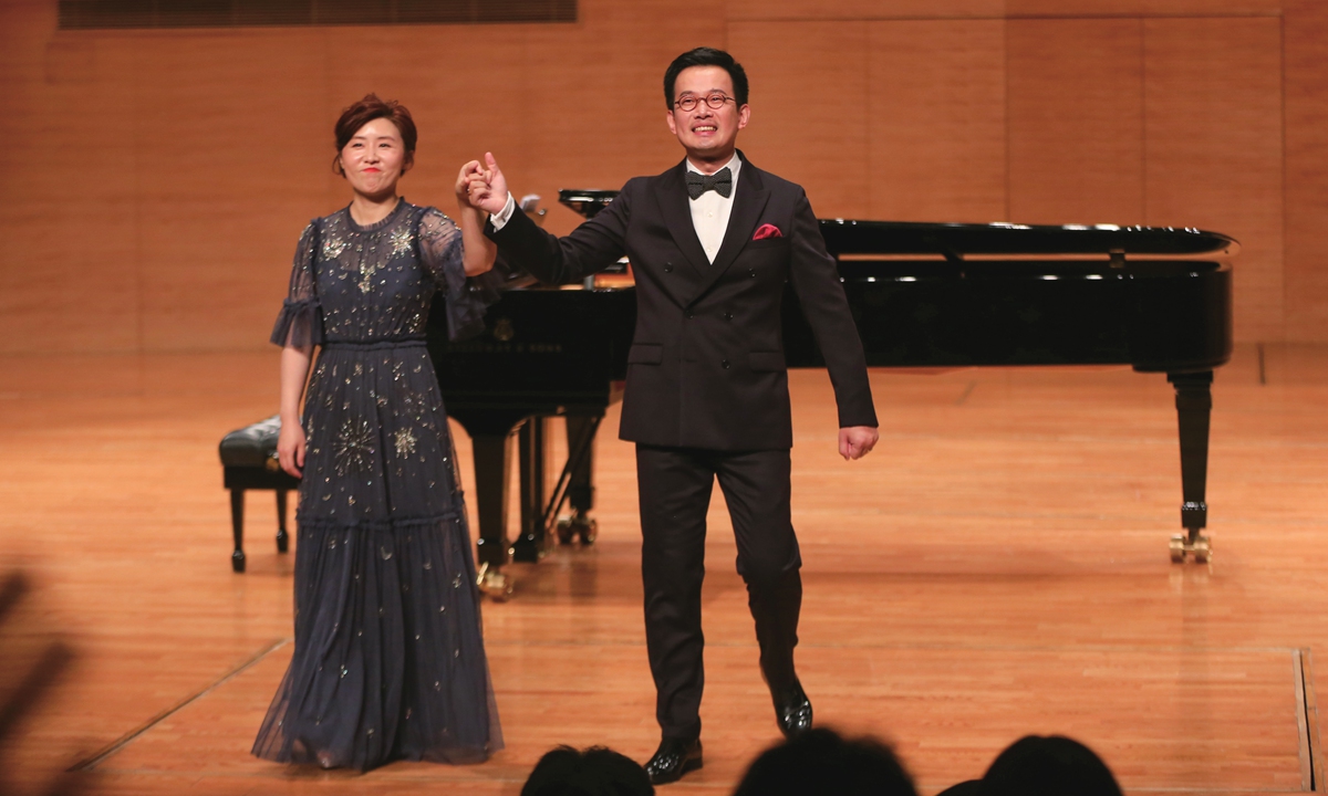 Chinese tenor Shi Yijie (right) performs in a theater in Shenyang, Northeast China's Liaoning Province.
Photo: VCG