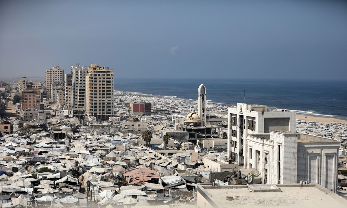 Displacement tents crowd Gaza City coast amid widespread destruction. A general view shows tents sheltering displaced Palestinians crowded along the coast of Gaza City and among buildings damaged during the war, on August 10, 2026. Families have sought refuge in makeshift shelters after their homes were destroyed, amid difficult living and humanitarian conditions. Photo: VCG