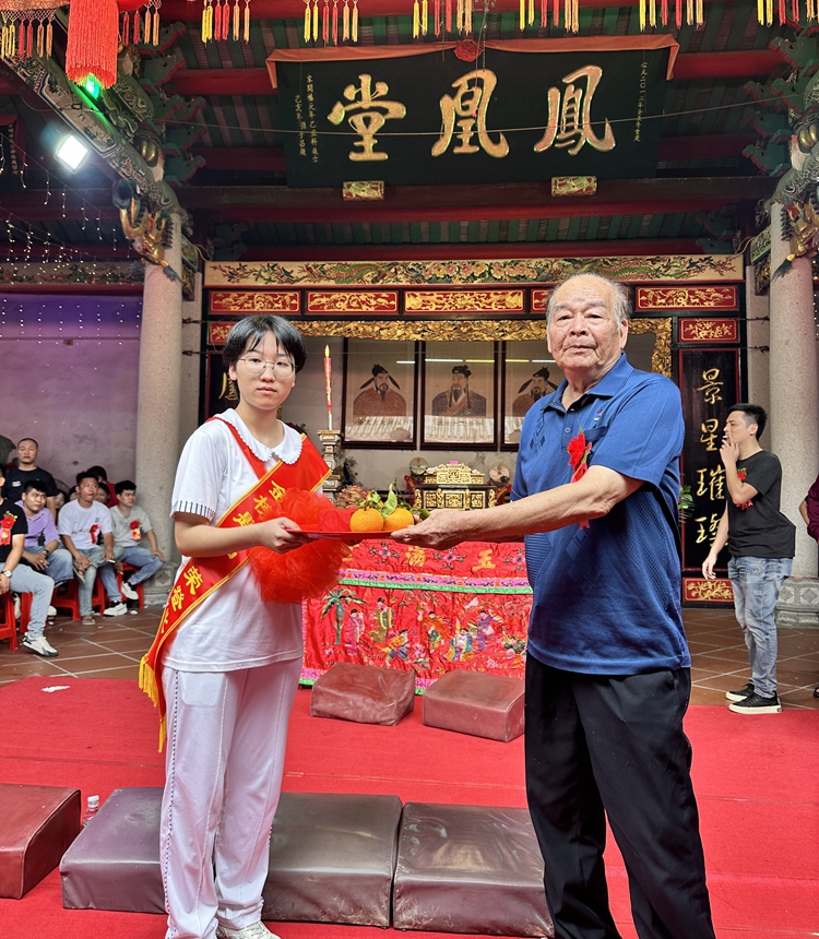 An elder clansman presents Li Yutong with a clan scholarship in recognition of her admission to Peking University in Jieyang, South China's Guangdong Province, on July 20, 2026. Photo: Courtesy of Li Yanbin