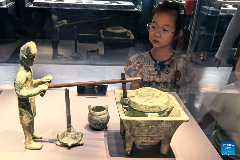 A child visits the Jingzhou Museum in Jingzhou City, central China's Hubei Province, Aug. 15, 2026. Museums in Hubei Province have seen a surging number of children and teenagers on study tours during the summer vacation. With guided tours, hands-on experiences, and intangible cultural heritage classes, these museums are offering more than just exhibitions to enrich the summer life of children and students. (Photo: Xinhua)
