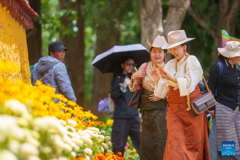 People enjoy leisure time at Norbulingka in Lhasa, southwest China's Xizang Autonomous Region, on Aug. 15, 2026. Lingka means garden in the Tibetan language. In Xizang, people follow a tradition of spending the Lingka time, when they camp out and have picnics in parks or suburbs. During the traditional Shoton Festival holiday, which runs from Aug. 14 to 16 this year, people enjoy Lingka time with family and friends. (Photo: Xinhua)