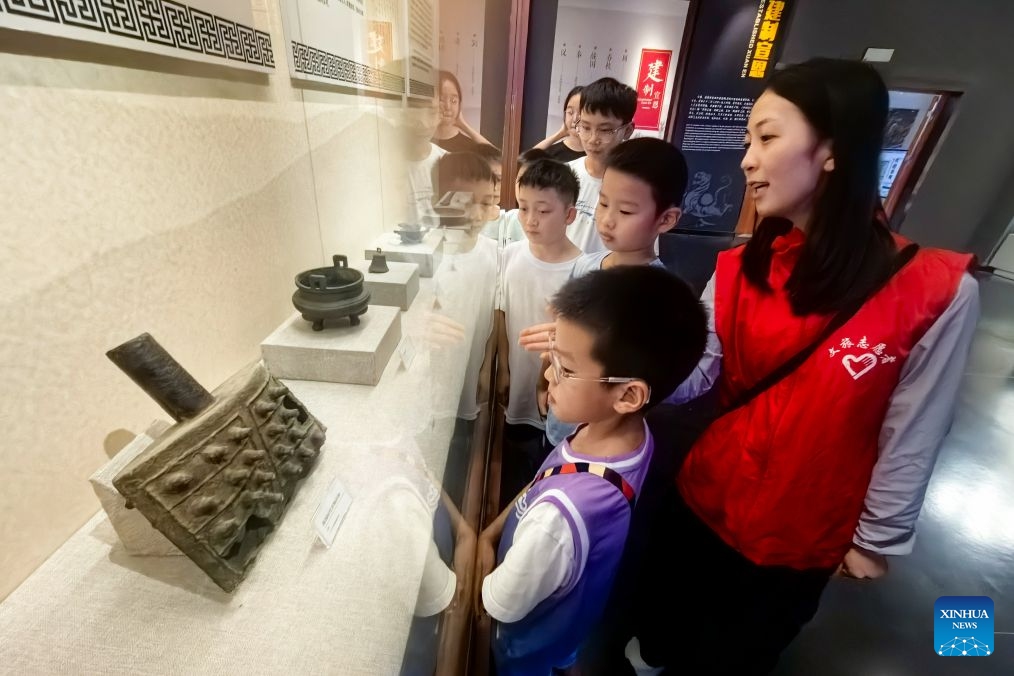 A volunteer offers a guided tour to students at Xuan'en County Museum in Xuan'en, central China's Hubei Province, Aug. 15, 2026. Museums in Hubei Province have seen a surging number of children and teenagers on study tours during the summer vacation. With guided tours, hands-on experiences, and intangible cultural heritage classes, these museums are offering more than just exhibitions to enrich the summer life of children and students. (Photo: Xinhua)