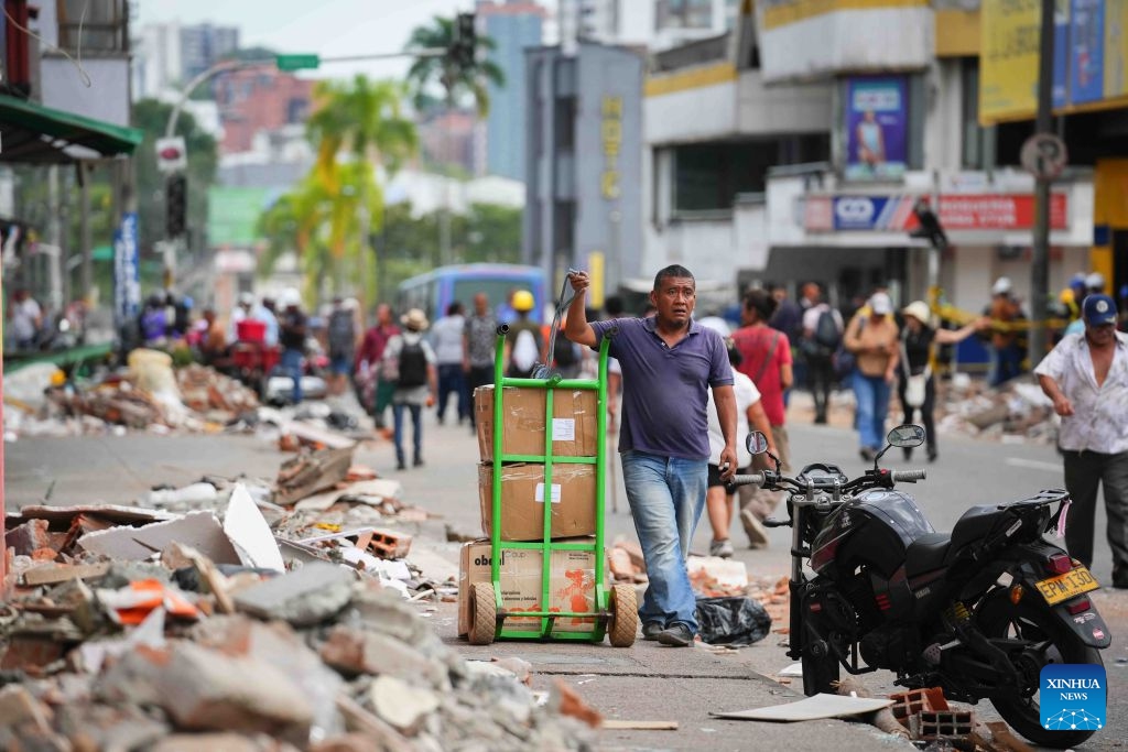 A man pulls a hand trolley loaded with cardboard boxes after an earthquake in Pereira, Colombia on Aug. 14, 2026. A 7.4-magnitude earthquake jolted western Colombia on Monday. (Photo: Xinhua)
