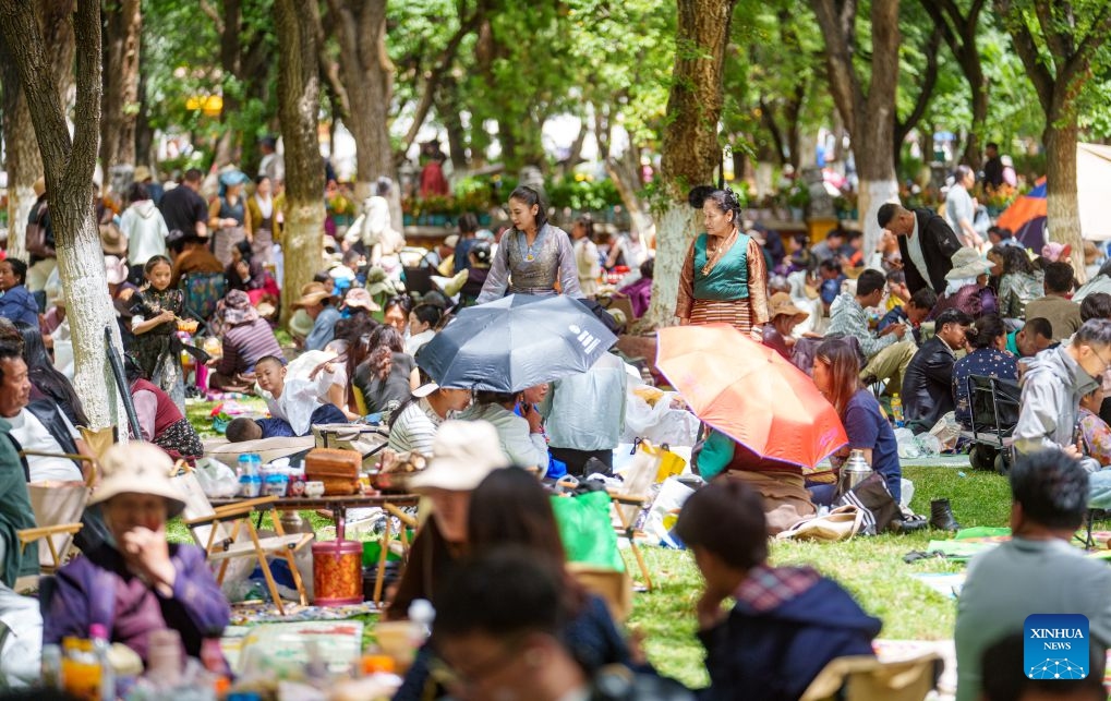 People enjoy leisure time at Norbulingka in Lhasa, southwest China's Xizang Autonomous Region, on Aug. 15, 2026. Lingka means garden in the Tibetan language. In Xizang, people follow a tradition of spending the Lingka time, when they camp out and have picnics in parks or suburbs. During the traditional Shoton Festival holiday, which runs from Aug. 14 to 16 this year, people enjoy Lingka time with family and friends. (Photo: Xinhua)