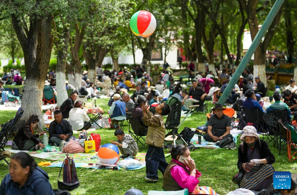 People enjoy leisure time at Norbulingka in Lhasa, southwest China's Xizang Autonomous Region, on Aug. 15, 2026. Lingka means garden in the Tibetan language. In Xizang, people follow a tradition of spending the Lingka time, when they camp out and have picnics in parks or suburbs. During the traditional Shoton Festival holiday, which runs from Aug. 14 to 16 this year, people enjoy Lingka time with family and friends. (Photo: Xinhua)