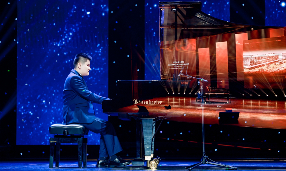 Hao Liu performs La Campanella.