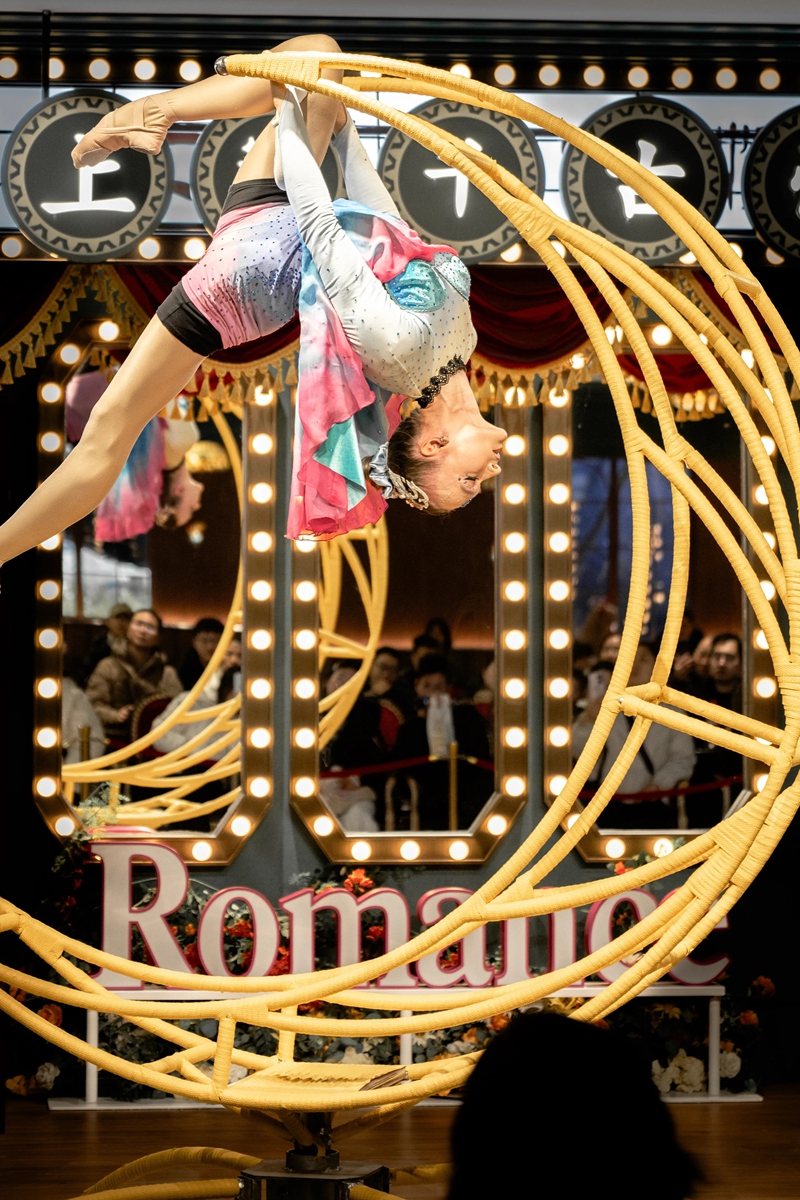 Acrobat Bing Bing backstage at a scenic spot in Beijing Photo: Courtesy of Bing Bing Acrobat Liza performs an aerial acrobatics routine. Photo: Courtesy of Liza