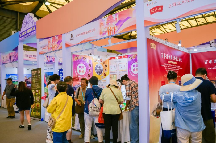 6月6日,在2026上海老博会上,老年观众来到上海市黄浦区打造的“乐龄时尚消费街区”参观。新华社记者 陈爱平 摄