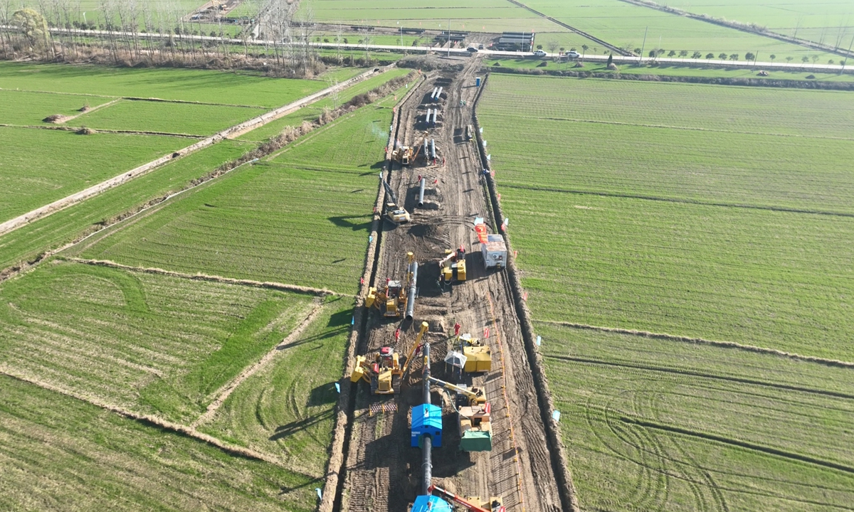 Construction of the Lianyungang-Yizheng crude oil pipeline, a key national oil and natural gas transport project File photo: Courtesy of PipeChina