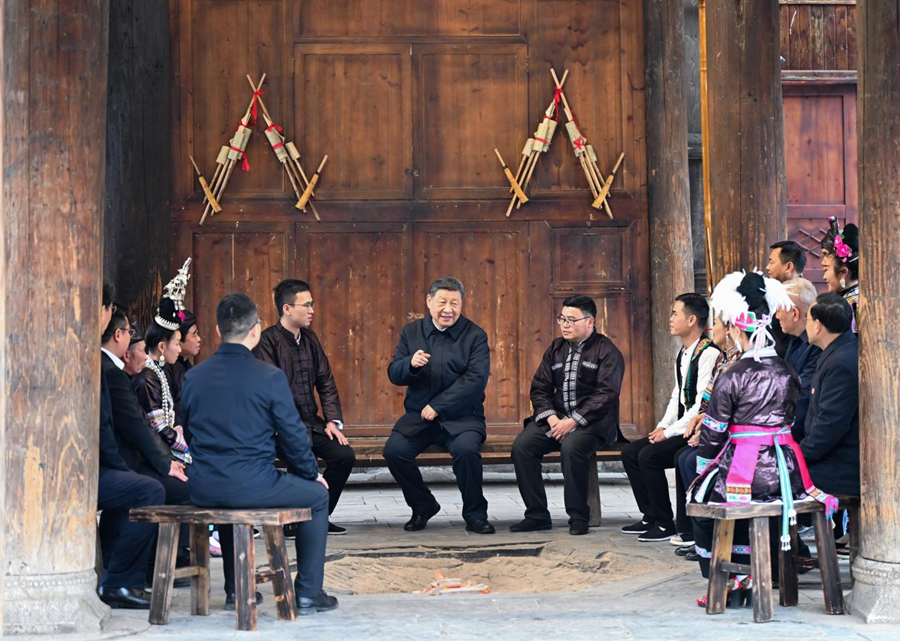 2025年3月17日下午,习近平总书记在黔东南州黎平县肇兴侗寨考察时,在信团鼓楼同村干部和村民代表围坐在火塘边。新华社记者 燕雁 摄
