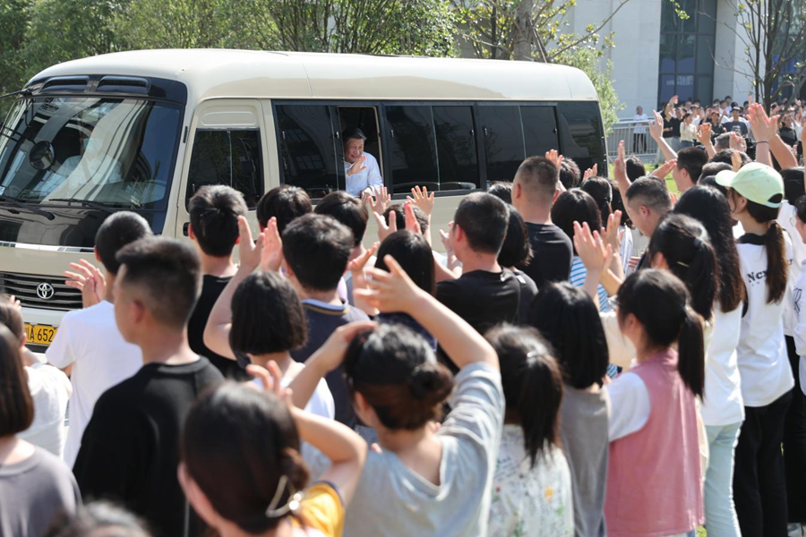 2022年6月8日下午,习近平总书记在宜宾学院考察时,向师生们挥手致意。新华社记者 姚大伟 摄