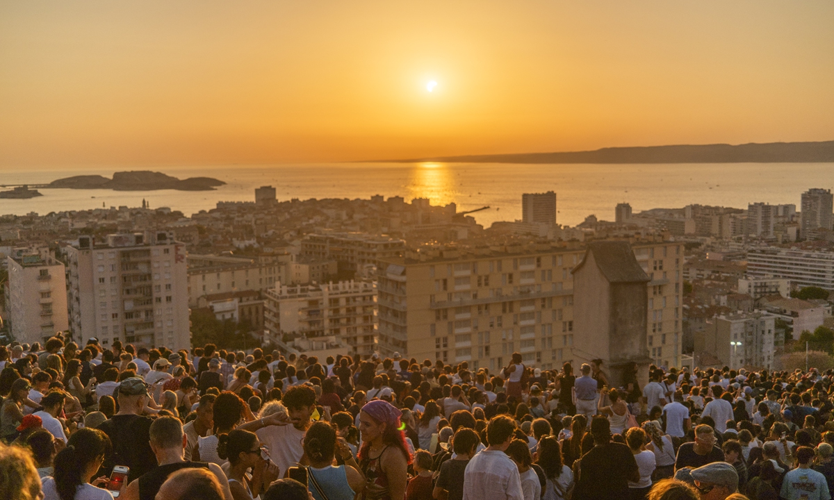 People watch a partial solar eclipse at the Basilique Notre-Dame de la Garde on August 12, 2026 in Marseille, France. Photo: VCG