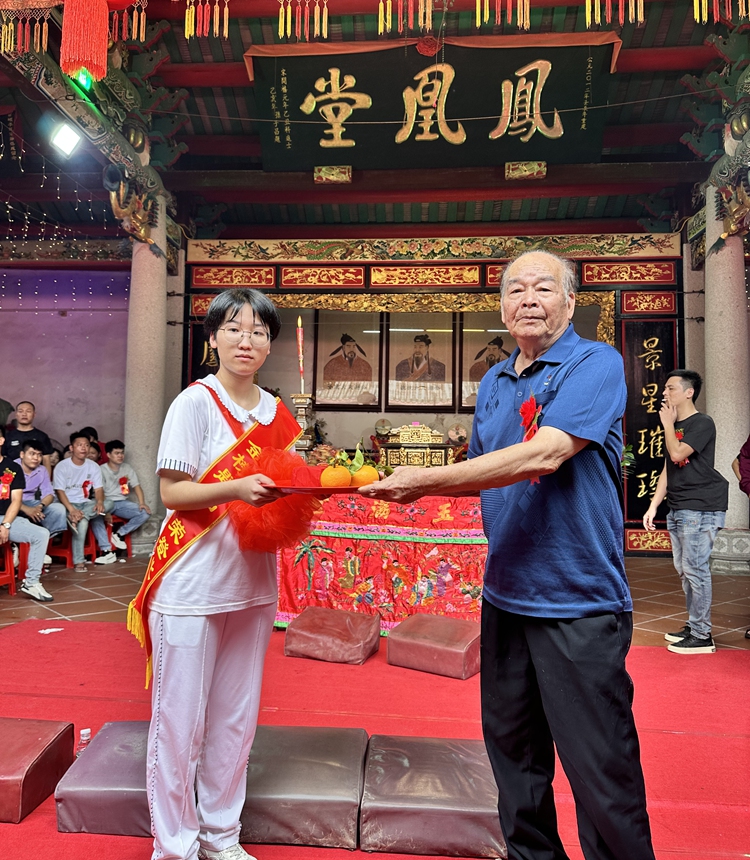 An elder clansman presents Li Yutong with a clan scholarship in recognition of her admission to Peking University  in Jieyang, South China's Guangdong Province, on July 20, 2026. Photo: Courtesy of Li Yanbin