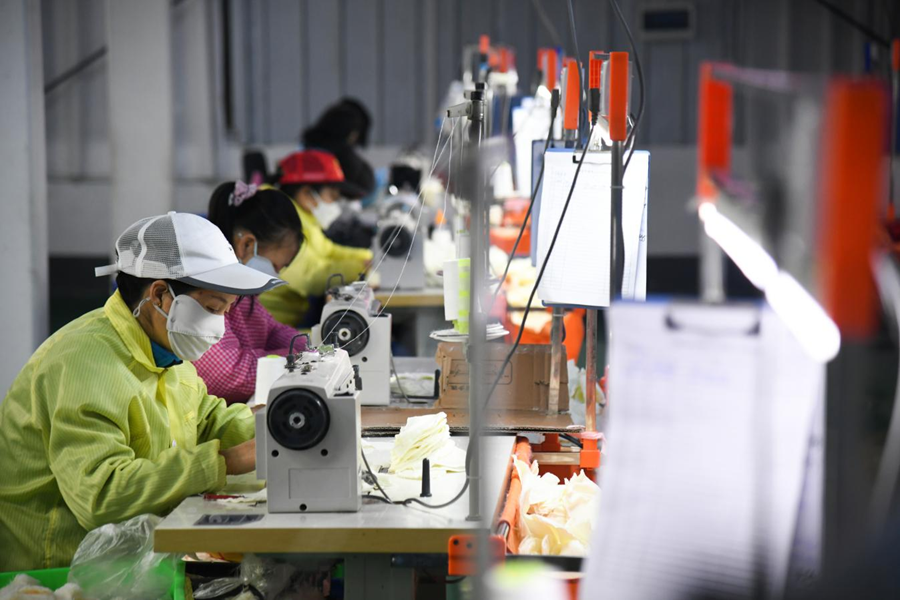 2024年12月27日,工人在老县镇锦屏社区的一家社区工厂制作毛绒玩具。新华社记者 张博文 摄