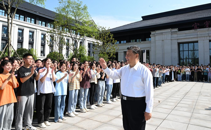 2022年6月8日下午,习近平总书记在宜宾学院考察时,向师生们挥手致意。新华社记者 李学仁 摄