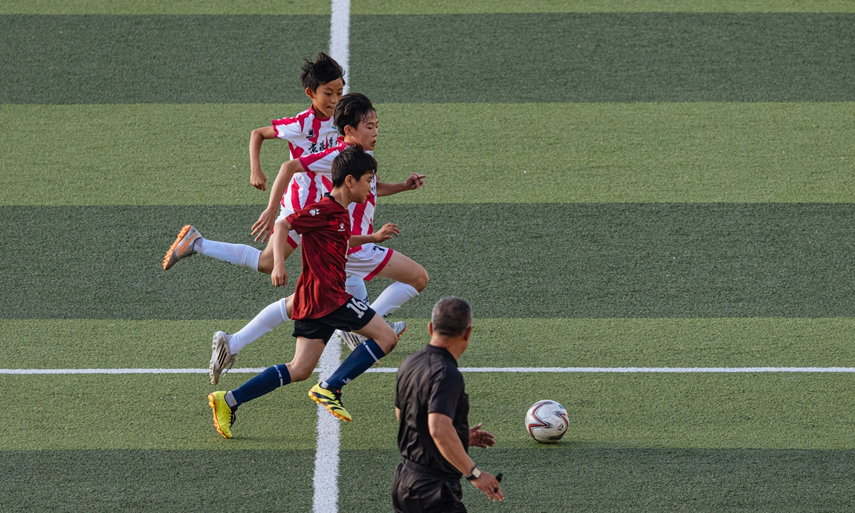 Young student athletes compete during the Shijingshan District Primary and Secondary School Football League in Beijing on May 28, 2026. Photo: Li Hao/GT