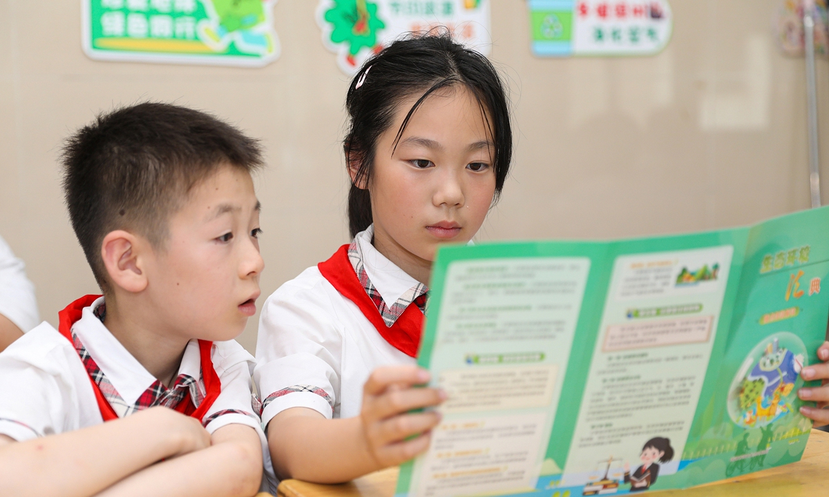 Young students at a primary school in Hai'an, Jiangsu Province, study the Ecological and Environmental Code during a class session on June 3, 2026. Photo: VCG 