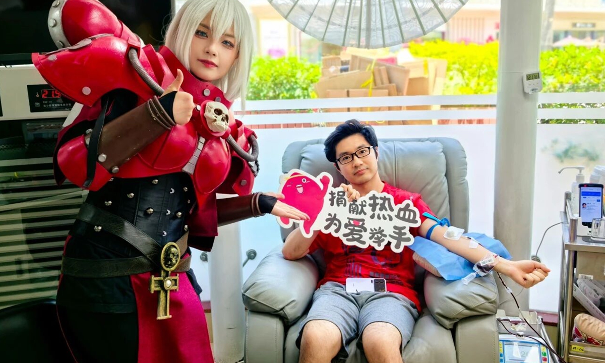 A blood donor poses together with a cosplayer dressed as a Sister of Battle from Warhammer 40,000. Photo: Official account of the Shanghai Blood Center